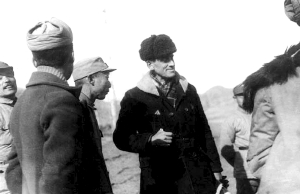 1938年,卡尔逊在阜平西庄村与军区首长在一起.jpg
