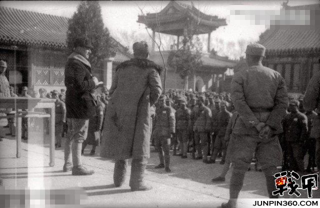 1938年卡尔逊(左一)在河北阜平西庄村向八路军演讲,周立波(中)翻译(战地摄影家沙飞拍摄)。.jpg