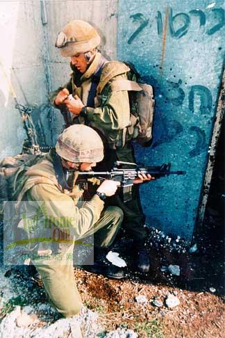 站立的士兵带着劳保镜