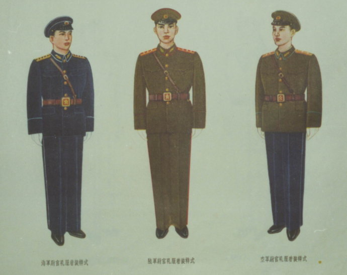 罕见的55式尉官礼服实际穿用图