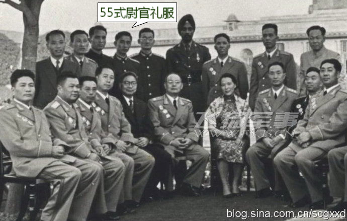 罕见的55式尉官礼服实际穿用图