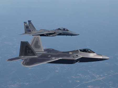 美空军上校展示F/A-22战机飞行员全套装备(图)