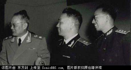 罕见的55式尉官礼服实际穿用图