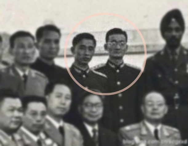 罕见的55式尉官礼服实际穿用图